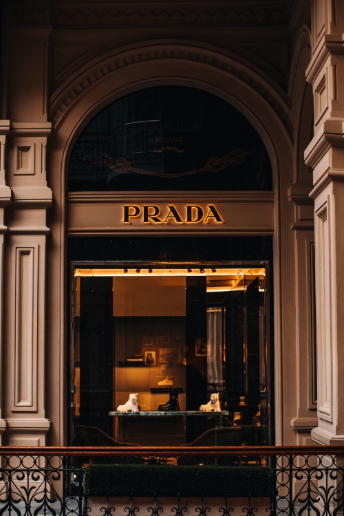 Prada: origini e storia di una maison emblematica