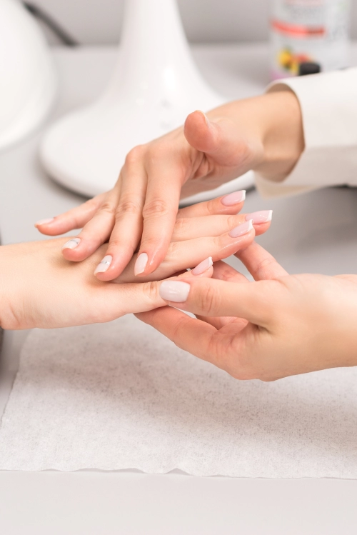 Mani perfette, benessere totale: il rituale di manicure secondo Carmen Giordano