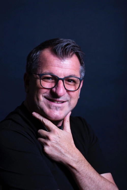 AIRTOUCH: la schiaritura che rivoluziona la luce nei capelli, secondo Leno Romeo