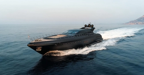 Mangusta 108 Neoprene: Un Viaggio di Lusso sul Mare con lo Yacht che definisce lo stile