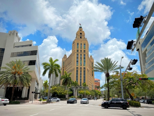 Coral Gables: una villa eccezionale che riscrive l'arte della vita costiera con viste panoramiche sulla Biscayne Bay