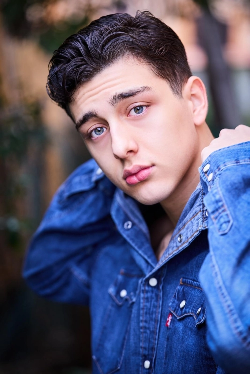 Luigi Zeno e l’arte dell’ascolto: perché in redazione lo abbiamo soprannominato il “miglior giovane attore in Italia”